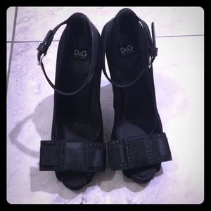 D&G satin pumps with bow